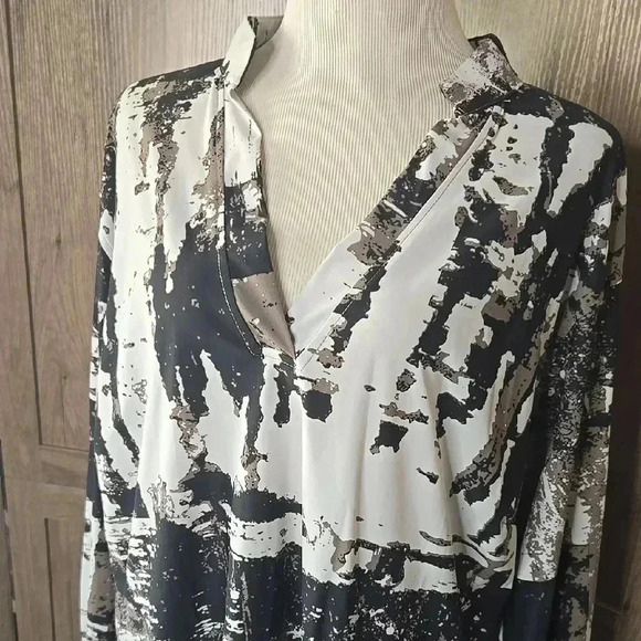 Black and White Abstract Blouse - Picture 6 of 11